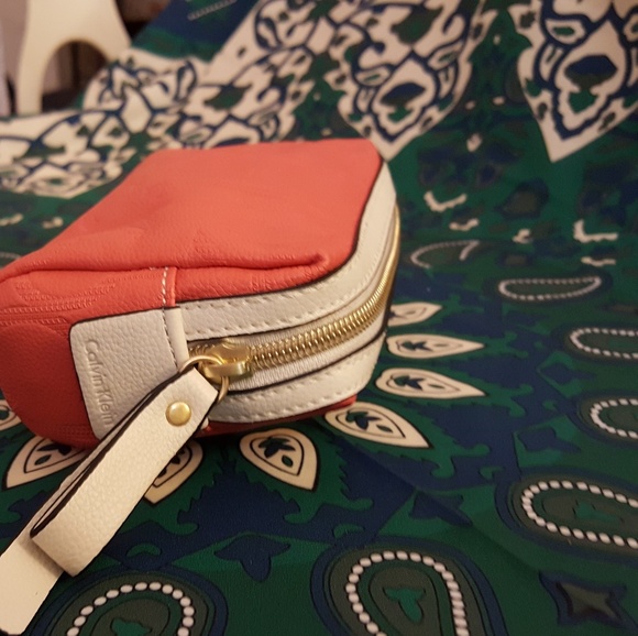 CK Leather Chartreuse Make up Acessory Bag - Picture 4 of 5